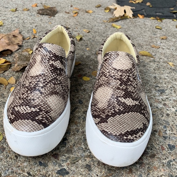 Super cute snake print American eagle slide ons - Picture 3 of 5